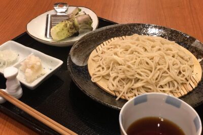 A pairing experience in Sapporo where you can enjoy tempura and 3 kinds of Hokkaido-only sake, along with a soba-noodle making experience!