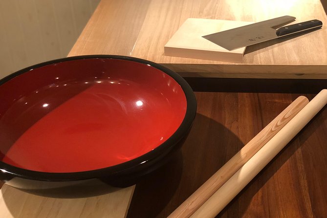 A pairing experience in Sapporo where you can enjoy tempura and 3 kinds of Hokkaido-only sake, along with a soba-noodle making experience! - A small private group changes the feel