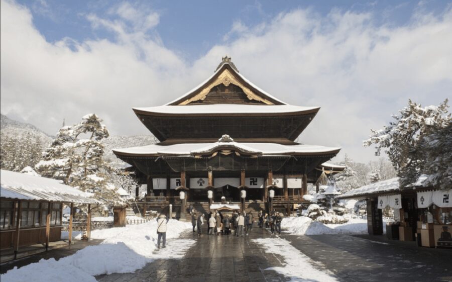 From Nozawa Onsen: Snow Monkeys and Zenko-ji Day Trip & Sake - A warming lunch after the cold