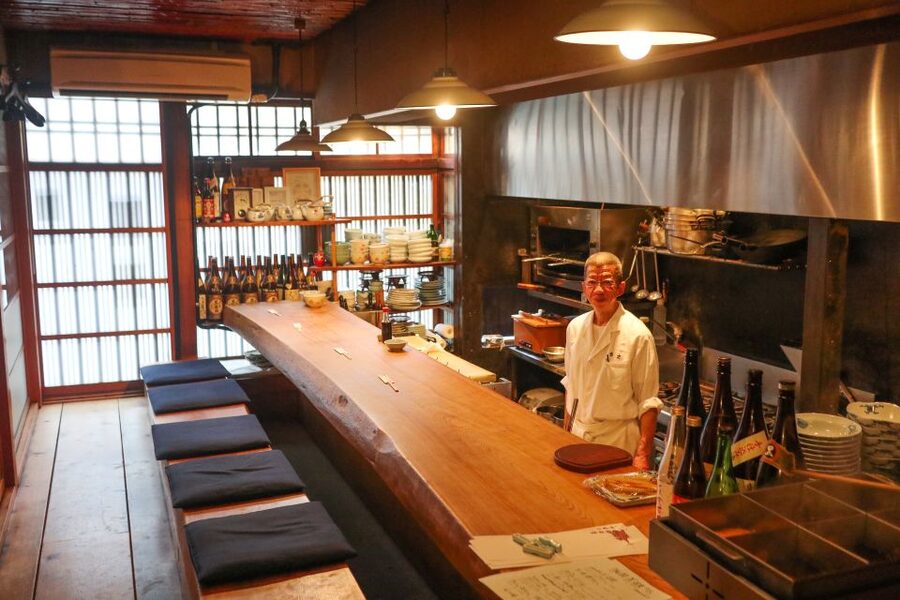 Kyoto: Foodie Night Tour in Gion with 9 dishes + 6 Sake - What the guide adds to the evening
