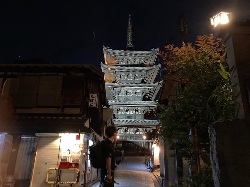 Kyoto: Gion Evening Walk with Hidden Gems, Geisha & Sake - Yasui Kompira-gū and its unusual power stone