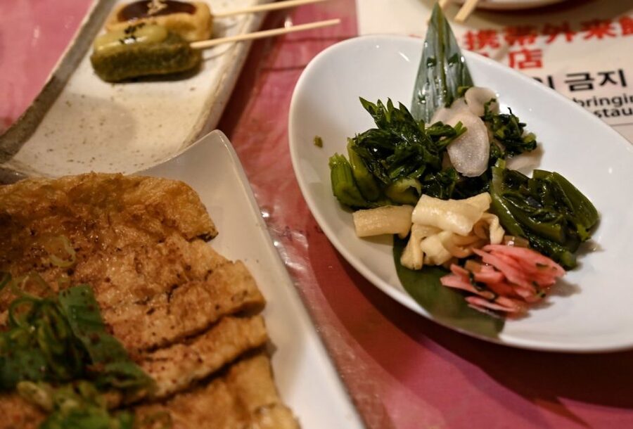 Kyoto: Izakaya Food Tour with Local Guide - Yokocho alleys add character between stops
