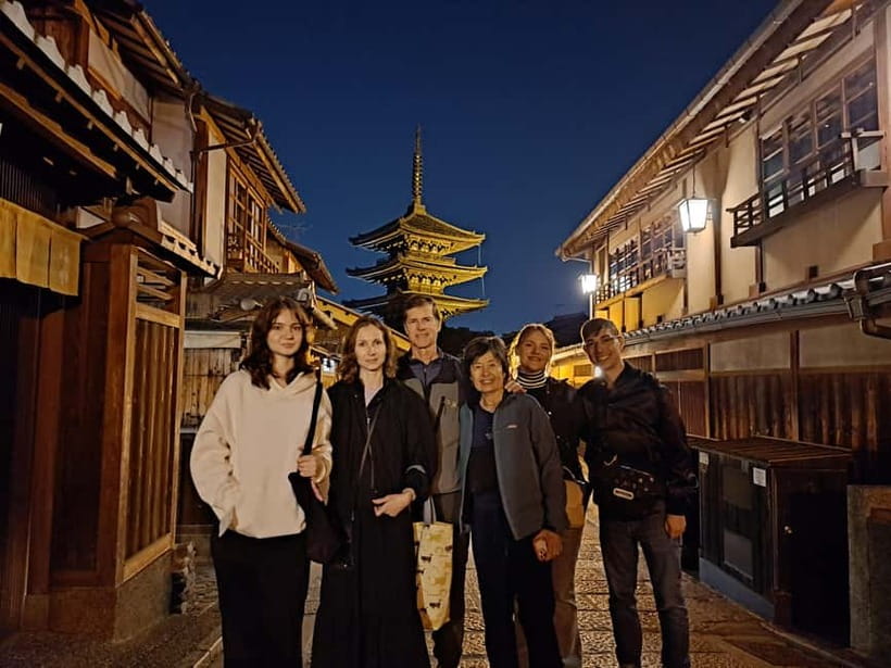 Kyoto: Izakaya Nightlife Tour with Local Guide - Walking through Gion after dark