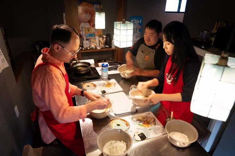 Kyoto Udon & Tempura Cooking Class with Professional Chefs - How the small group affects the experience
