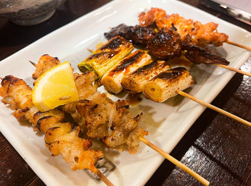 Tokyo: Night tour of bars and izakayas in Shinjuku - English / Spanish - Meeting at the silver Hanao-san sculpture