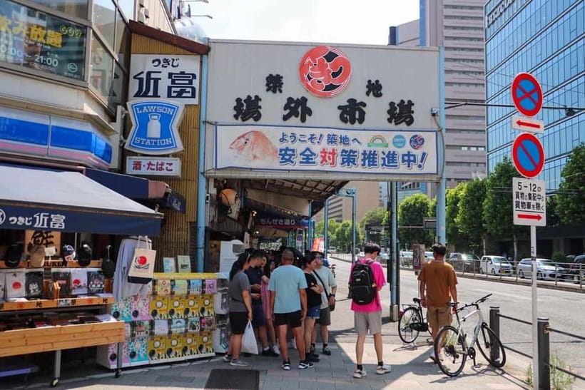 Tokyo: Private Tsukiji Street Food & Sake with Local Guide - Four sakes and baby scallops to finish